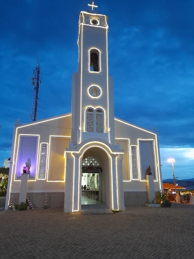Igreja de Novo Oriente iluminada ao anoitecer